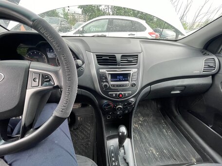 2016 Hyundai Solaris I Рестайлинг, серебристый, 542000 рублей, вид 4
