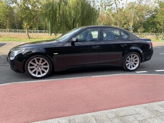 2004 BMW 5 серии 520i V (E60/E61), чёрный, 1360000 рублей, вид 2