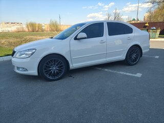 2011 Skoda Octavia II (A5) Рестайлинг, белый, 700000 рублей, вид 2