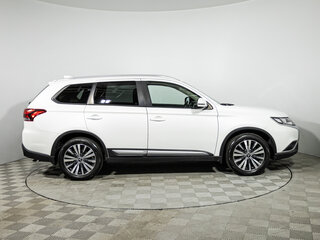 2019 Mitsubishi Outlander III Рестайлинг 3, белый, 2069700 рублей, вид 4