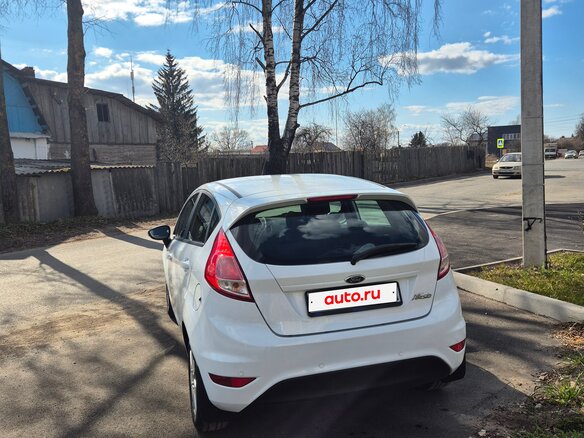2016 Ford Fiesta Mk6 Рестайлинг, белый, 950000 рублей - вид 2