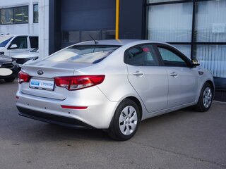 2016 Kia Rio III Рестайлинг, серебристый, 920000 рублей, вид 5