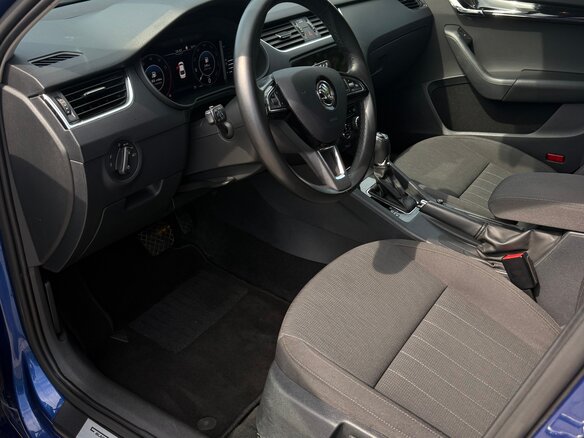 2019 Skoda Octavia III (A7) Рестайлинг, синий, 1800000 рублей - вид 17