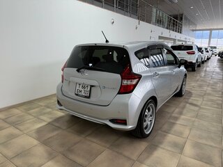 2020 Nissan Note e-Power II Рестайлинг, серебристый, 1300000 рублей, вид 4