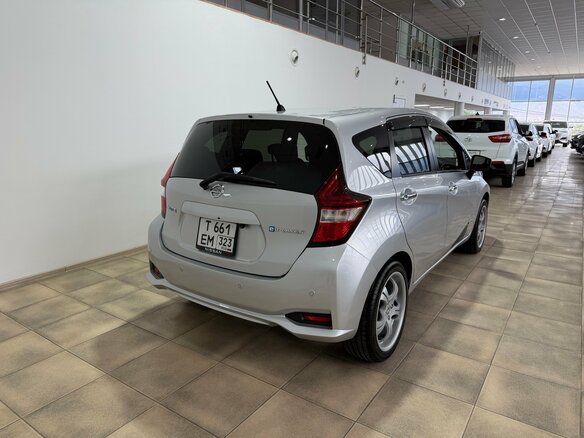 2020 Nissan Note e-Power II Рестайлинг, серебристый, 1300000 рублей - вид 5