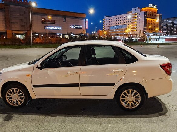 2013 Lada (ВАЗ) Granta I, белый, 450000 рублей - вид 16
