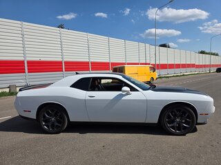 2019 Dodge Challenger III Рестайлинг 2, белый, 4300000 рублей, вид 3