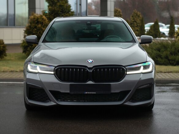2021 BMW 5 серии 540i xDrive VII (G30/G31/G38) Рестайлинг, серый, 4474483 рублей - вид 3