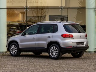 2016 Volkswagen Tiguan I Рестайлинг, серебристый, 1595000 рублей, вид 4