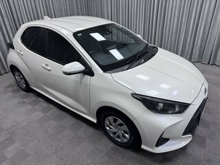 2020 Toyota Yaris IV, белый, 1400000 рублей, вид 4