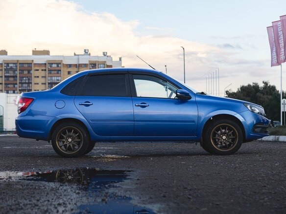 2022 Lada (ВАЗ) Granta I Рестайлинг, синий, 675000 рублей - вид 1