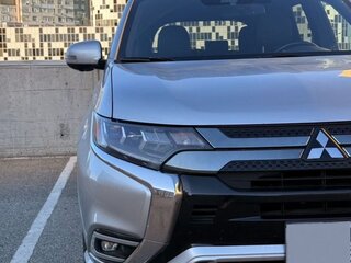 2020 Mitsubishi Outlander PHEV III Рестайлинг 3, серебристый, 4000000 рублей, вид 5