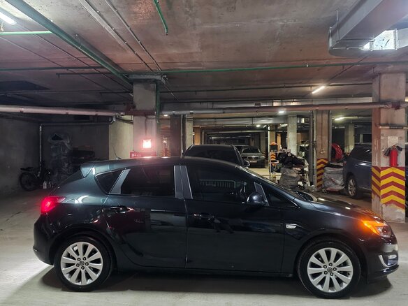 2013 Opel Astra J Рестайлинг, чёрный, 950000 рублей - вид 2