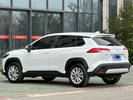 2025 Toyota Corolla Cross I Рестайлинг, белый, 2790000 рублей, вид 4