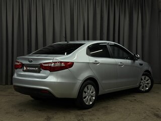 2013 Kia Rio 5-speed III, серебристый, 599900 рублей, вид 4