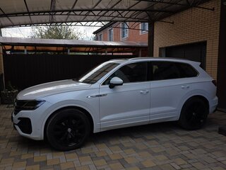 2018 Volkswagen Touareg III, белый, 5500000 рублей, вид 2