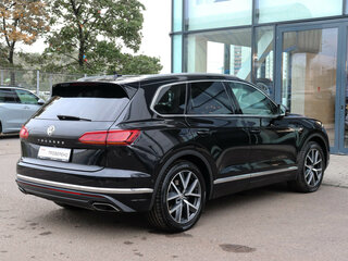 2019 Volkswagen Touareg III, чёрный, 5099000 рублей, вид 4