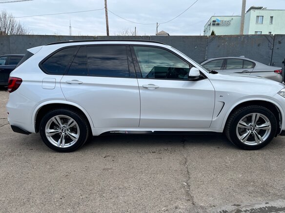 2018 BMW X5 30d III (F15), белый, 5000000 рублей - вид 3