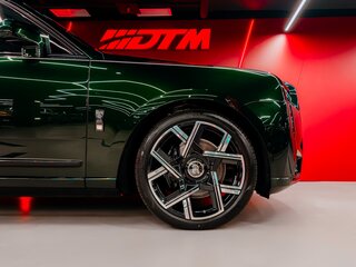 2026 Rolls-Royce Cullinan Black Badge I Рестайлинг (Series II), зелёный, 70000000 рублей, вид 3