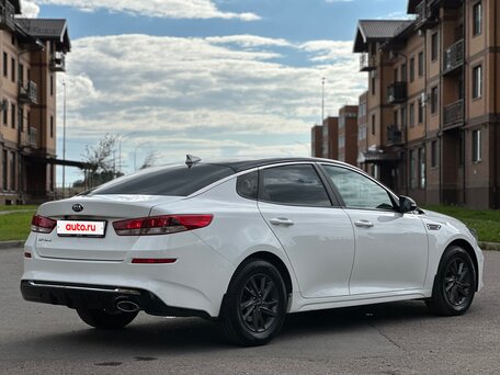 2020 Kia Optima IV Рестайлинг, белый, 2050000 рублей, вид 4