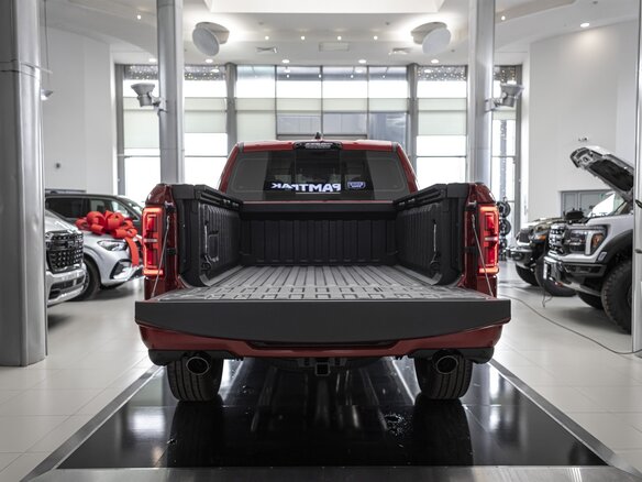 2026 Ram 1500 Crew Cab V Рестайлинг, красный - вид 7