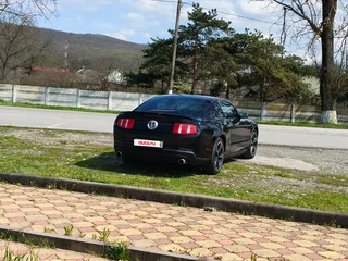 2010 Ford Mustang V Рестайлинг, чёрный, 990000 рублей, вид 5