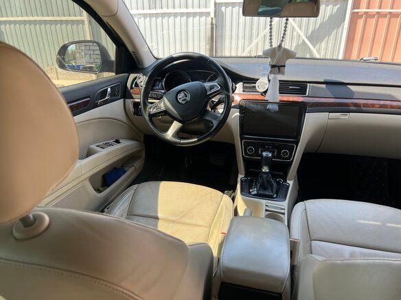 2013 Skoda Superb II Рестайлинг, коричневый, 1650000 рублей - вид 2