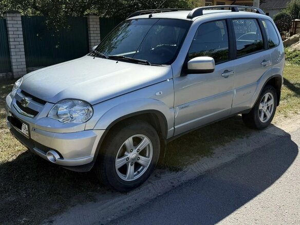 2015 Chevrolet Niva I Рестайлинг, серебристый, 750000 рублей - вид 2