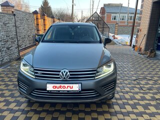 2017 Volkswagen Touareg II Рестайлинг, серый, 4000000 рублей, вид 2