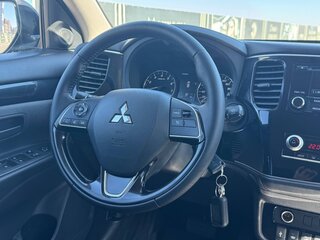 2022 Mitsubishi Outlander III Рестайлинг 3, серый, 1950000 рублей, вид 4