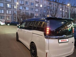 2014 Toyota Voxy III (R80), белый, 1580000 рублей, вид 4
