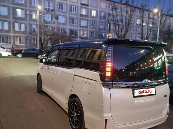 2014 Toyota Voxy III (R80), белый, 1580000 рублей - вид 3