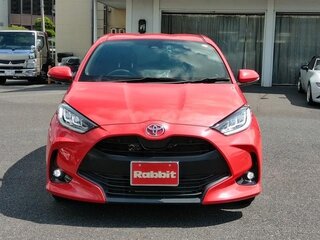 2022 Toyota Yaris IV, пурпурный, 1200000 рублей, вид 1