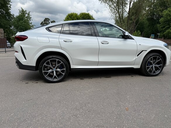 2021 BMW X6 40d III (G06), белый, 6200000 рублей - вид 12
