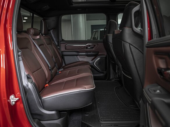 2026 Ram 1500 Crew Cab V Рестайлинг, красный - вид 20