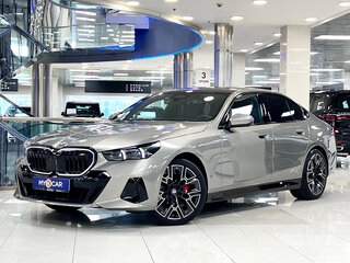2025 BMW 5 серии 530i xDrive VIII (G60/G61/G68), коричневый, 9098000 рублей, вид 4