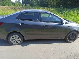 2015 Kia Rio III Рестайлинг, серебристый, 550000 рублей, вид 3