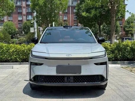 2026 Toyota bZ3X 58.3 kWh, серебристый, 2600000 рублей, вид 2