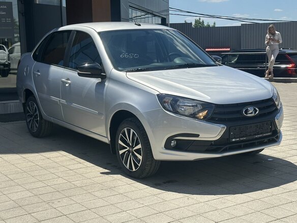 2026 Lada (ВАЗ) Granta I Рестайлинг, серебристый, 1230000 рублей - вид 2