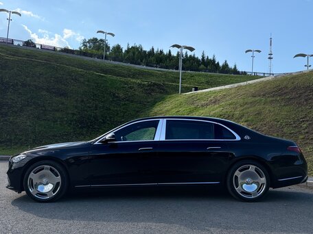 2025 Mercedes-Benz Maybach S-Класс 580 II (Z223), чёрный, 22490000 рублей, вид 4