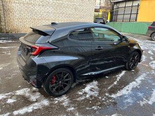 2021 Toyota Yaris IV, чёрный, 3999900 рублей, вид 3