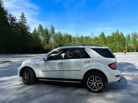 2008 Mercedes-Benz M-Класс 550 II (W164) Рестайлинг, белый, 1250000 рублей, вид 4