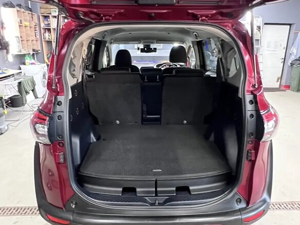 2018 Toyota Sienta II Рестайлинг, красный, 1240000 рублей - вид 9