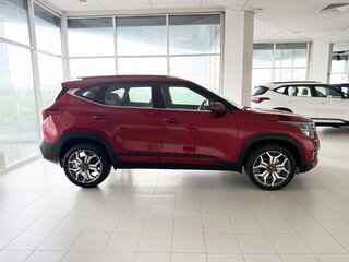 2022 Kia Seltos I, красный, 3130000 рублей, вид 4