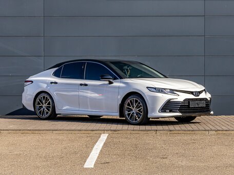 2021 Toyota Camry VIII (XV70) Рестайлинг, белый, 2495000 рублей, вид 3
