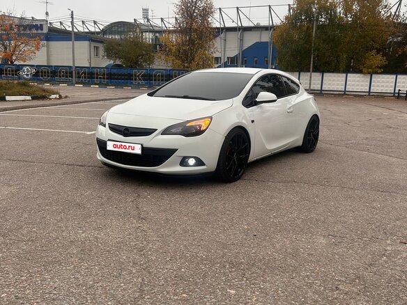 2013 Opel Astra GTC J Рестайлинг, белый - вид 1