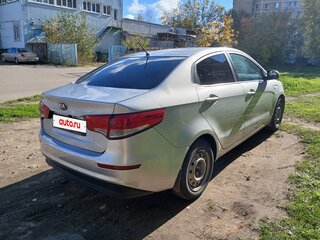 2015 Kia Rio III Рестайлинг, серебристый, 950000 рублей, вид 3