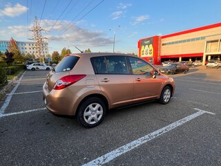 2010 Nissan Tiida I Рестайлинг, коричневый, 800000 рублей, вид 3