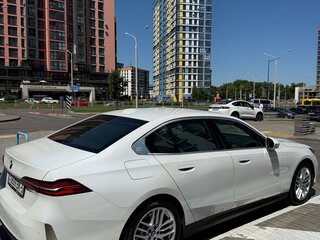 2023 BMW 5 серии 520i VIII (G60/G61/G68), белый, 5699000 рублей, вид 4