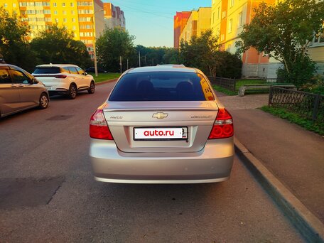 2011 Chevrolet Aveo I Рестайлинг, серебристый, 270000 рублей, вид 1